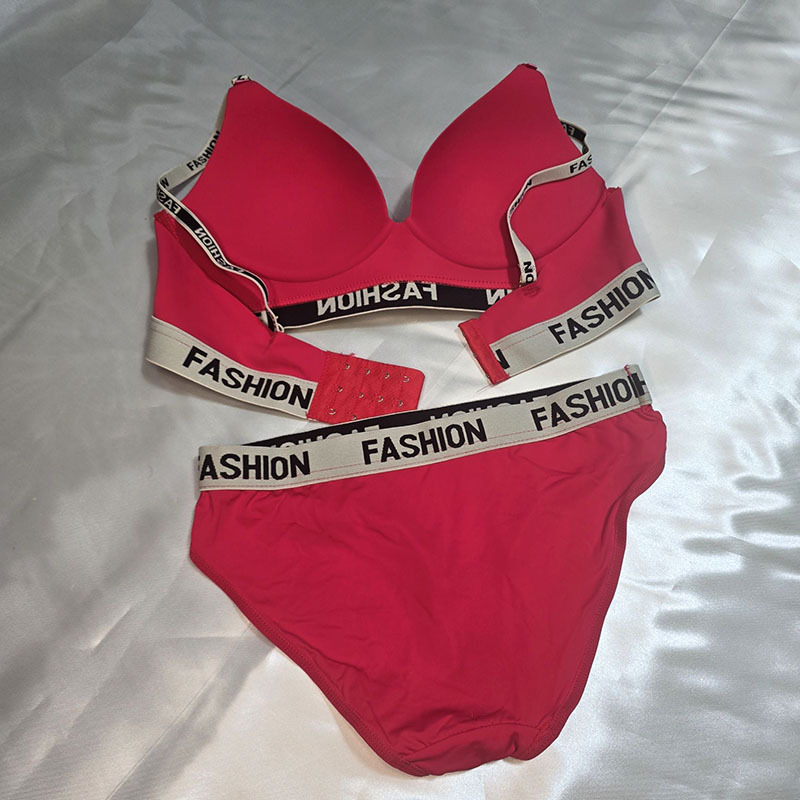 **Alt Text سئو:** > ست شورت و سوتین فشن زنانه با پارچه لیزری، کش دوزی شده با برند Fashion، بند رودوشی لوگودار، کشسانی ب