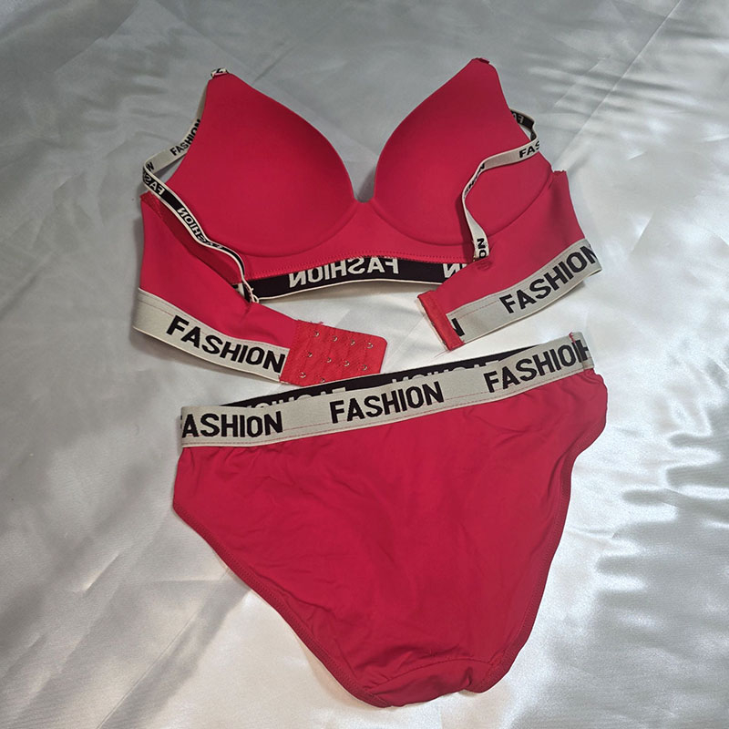 **Alt Text سئو:** > ست شورت و سوتین فشن زنانه با پارچه لیزری، کش دوزی شده با برند Fashion، بند رودوشی لوگودار، کشسانی ب