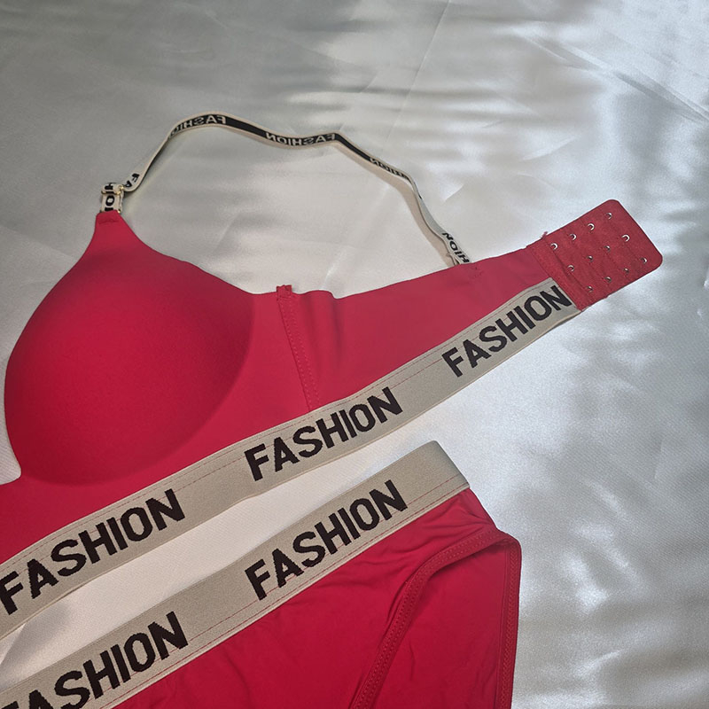 **Alt Text سئو:** > ست شورت و سوتین فشن زنانه با پارچه لیزری، کش دوزی شده با برند Fashion، بند رودوشی لوگودار، کشسانی ب