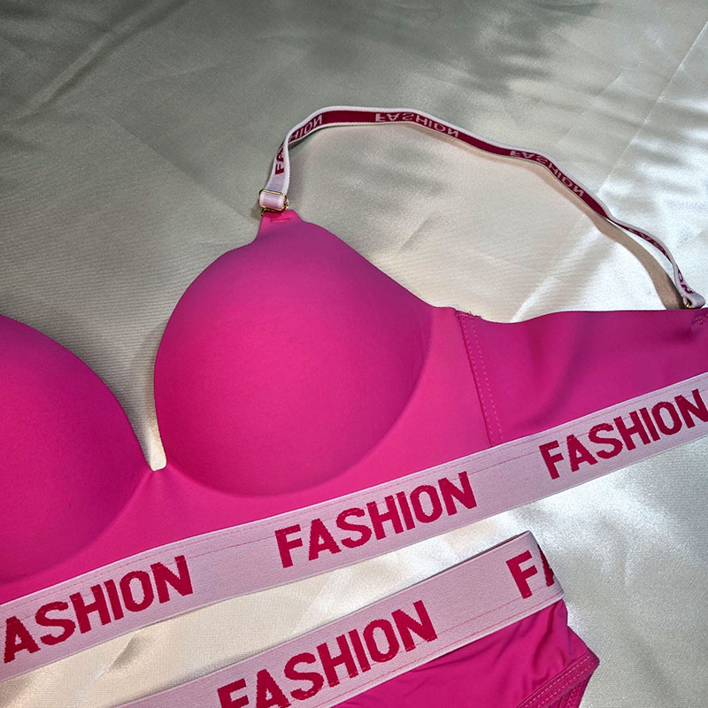**Alt Text سئو:** > ست شورت و سوتین فشن زنانه با پارچه لیزری، کش دوزی شده با برند Fashion، بند رودوشی لوگودار، کشسانی ب