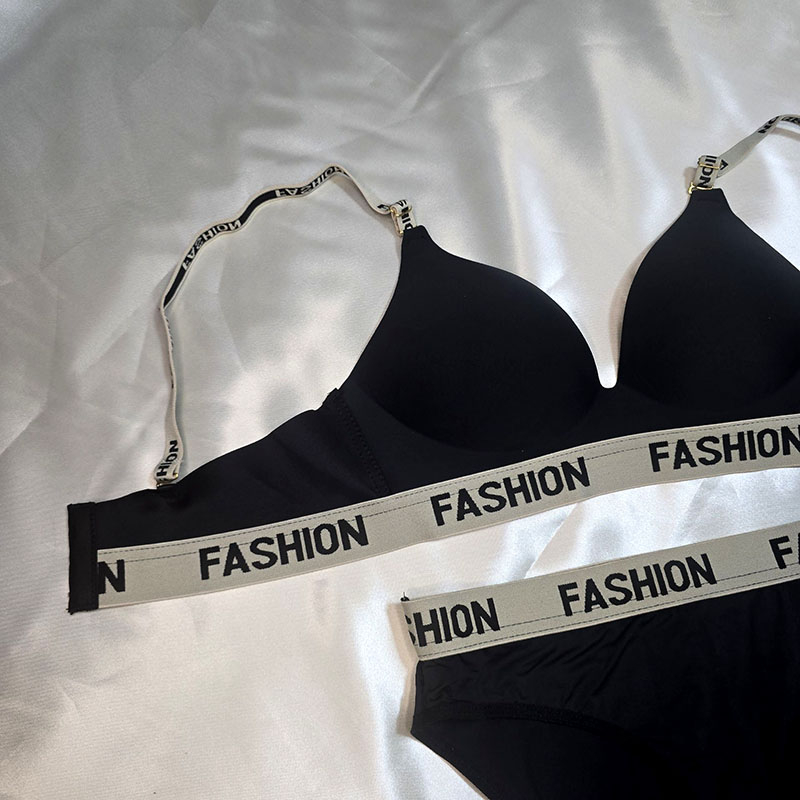 **Alt Text سئو:** > ست شورت و سوتین فشن زنانه با پارچه لیزری، کش دوزی شده با برند Fashion، بند رودوشی لوگودار، کشسانی ب